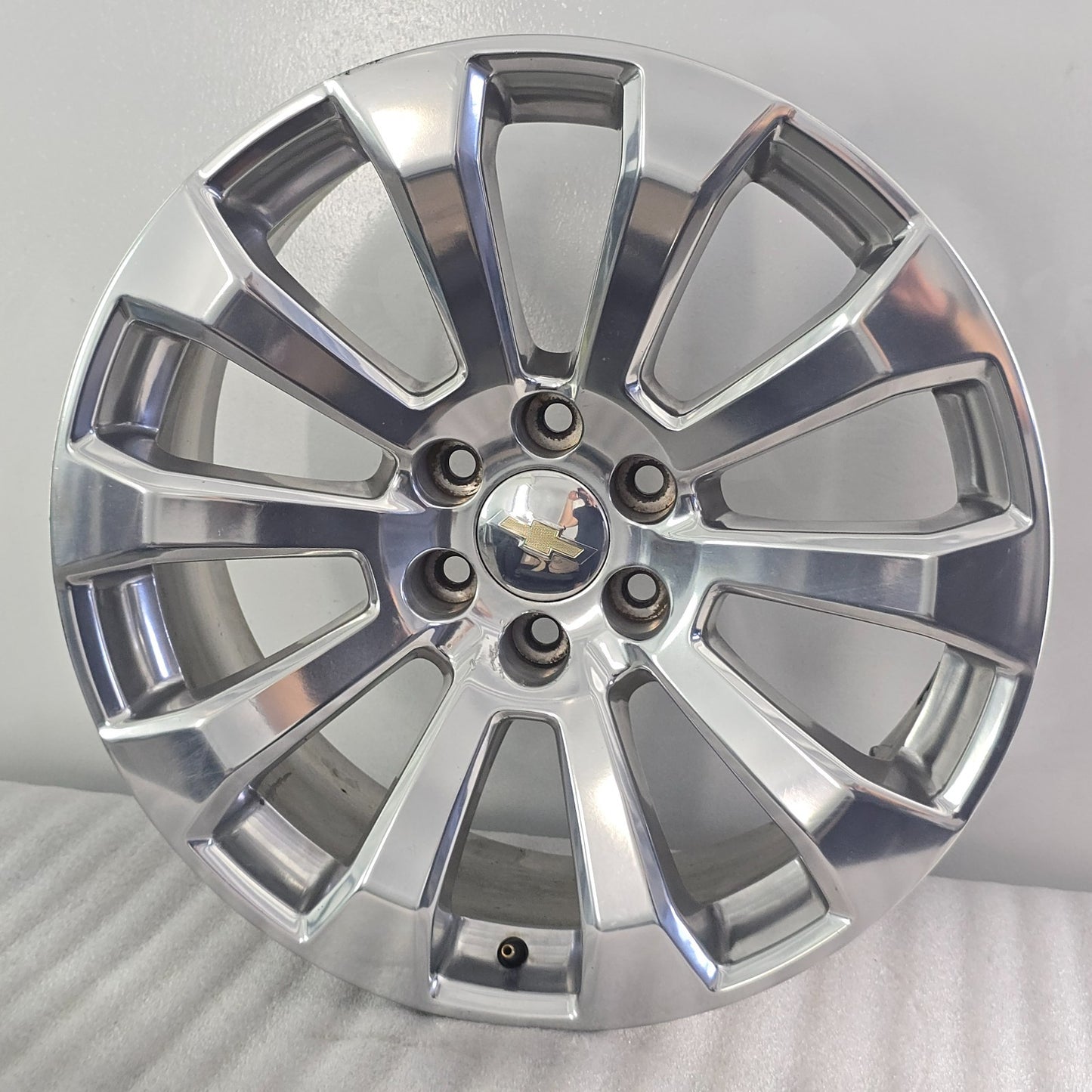 2 CRACKS- 22" CHEVY SILVERADO 1500 TAHOE HIGH COUNTRY POLISHED WHEEL 19 20 #46040