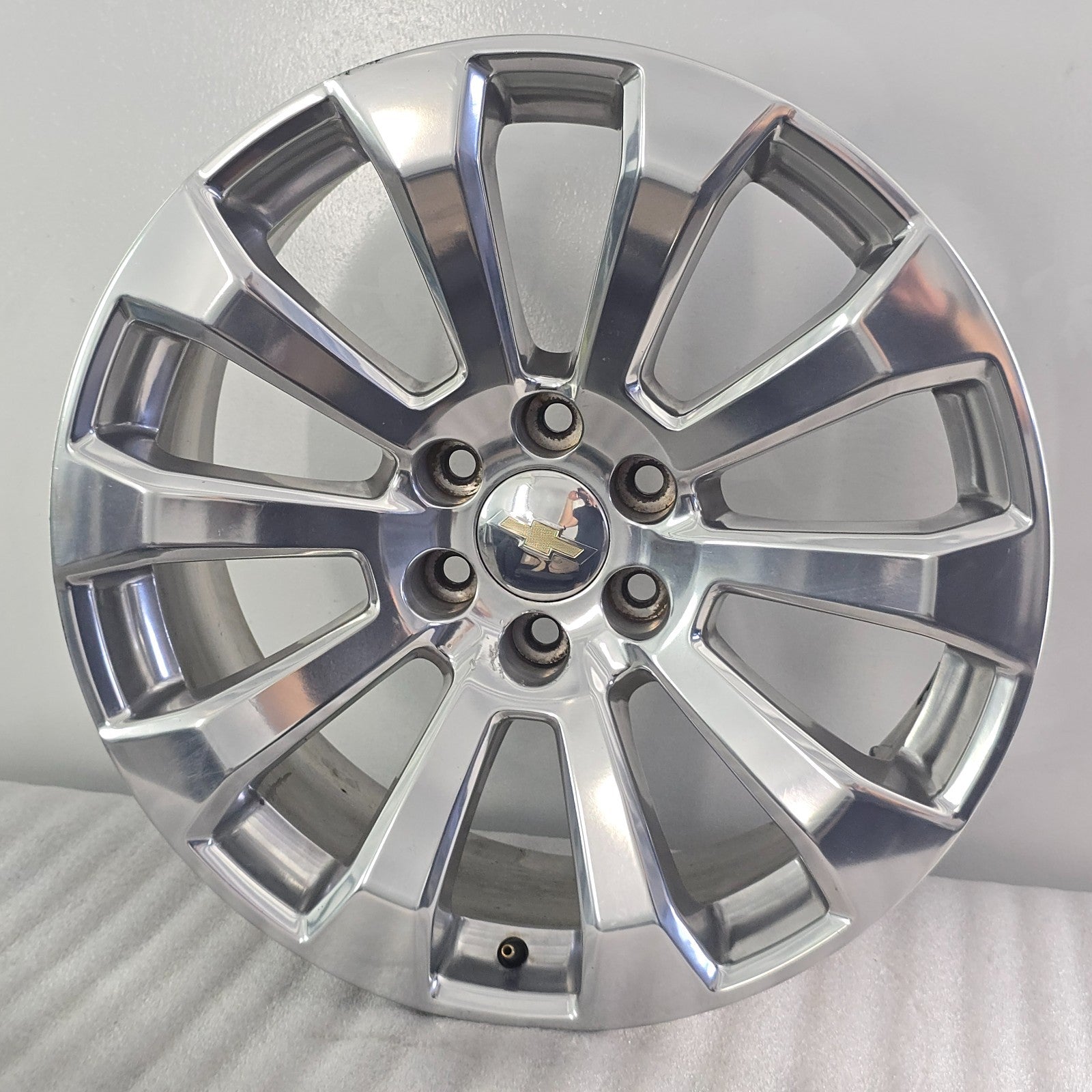 2 CRACKS- 22" CHEVY SILVERADO 1500 TAHOE HIGH COUNTRY POLISHED WHEEL 19 20 #46040